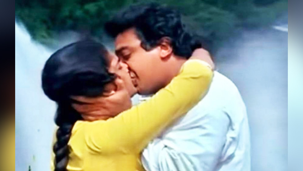 ভারতীয় সিনেমাতেও এমন ঘটনা ঘটেছে বহু বার। কমল হাসন এক বার দক্ষিণী অভিনত্রী রেখাকে তাঁর অনুমতি ছাড়াই চুম্বন করেছিলেন। স্ক্রিপ্টে চুম্বনের দৃশ্য ছিল না। ওই দক্ষিণী অভিনেত্রী জানিয়েছিলেন, স্ক্রিপ্টে ওই দৃশ্যের কথা বলা হলে তিনি রাজি হতেন না। 