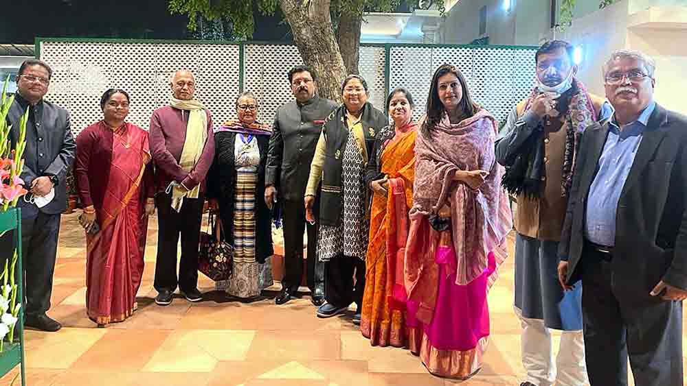 উপরাষ্ট্রপতি বেঙ্কাইয়া নায়ডুর নাতনির বিয়ের অনুষ্ঠানে যোগ দিলেন রাজ্যসভায় সাসপেন্ড হওয়া বিরোধী সাংসদেরা। সোমবার। 