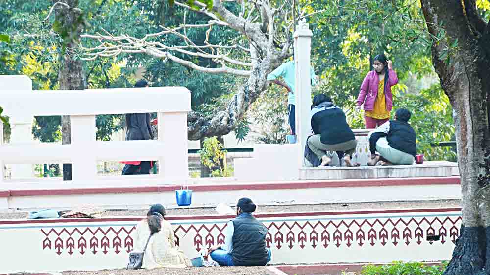 শান্তিনিকেতনে পৌষ উৎসবের জন্য আলপনা দেওয়া হচ্ছে। সোমবার। 