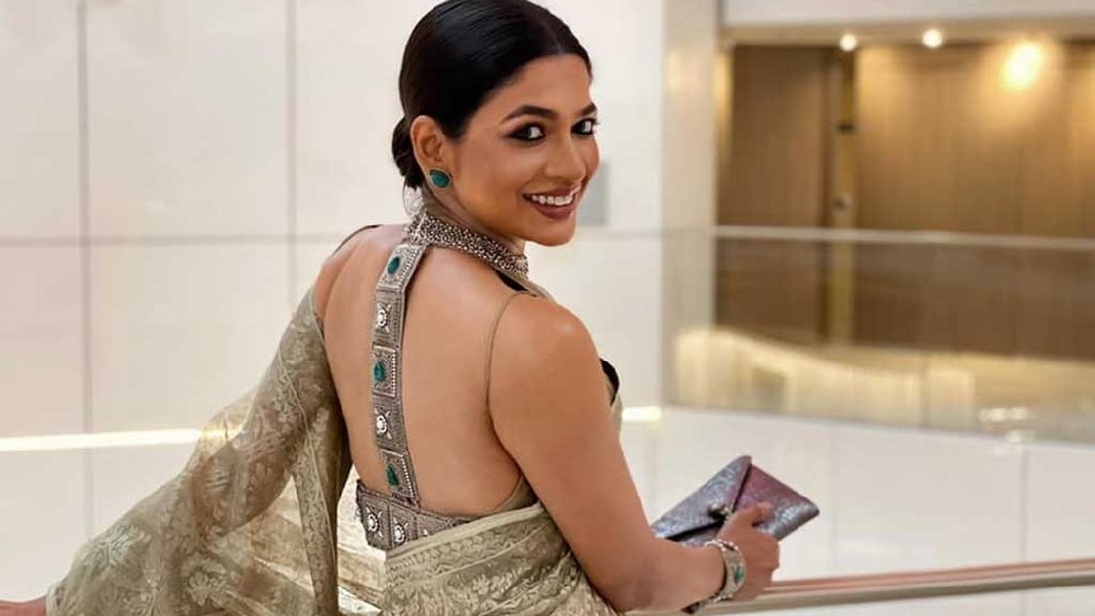 জামদানী পরে  কান’এ বাঁধন।