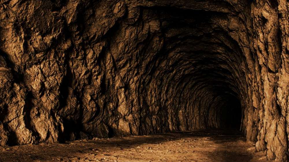 মাটির নীচে এক অজানা জগৎ রয়েছে সে দেশে। যার স্রষ্টা বা পরিকল্পক আর যে-ই হোক, মানুষ নয়।  