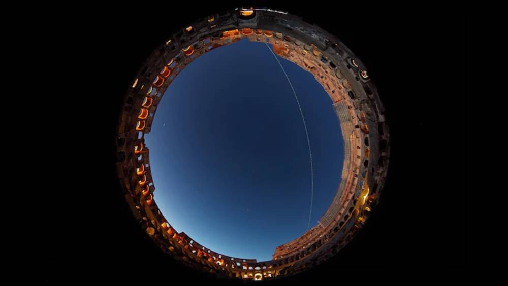 রোমের কলোসিয়ামের উপরে মহাকাশ স্টেশনের পৃথিবীকে প্রদক্ষিণের পথ। শেষ বিকেলে তোলা ছবি। ছবি- ভার্চুয়াল টেলিস্কোপ প্রজেক্টের সৌজন্যে্।