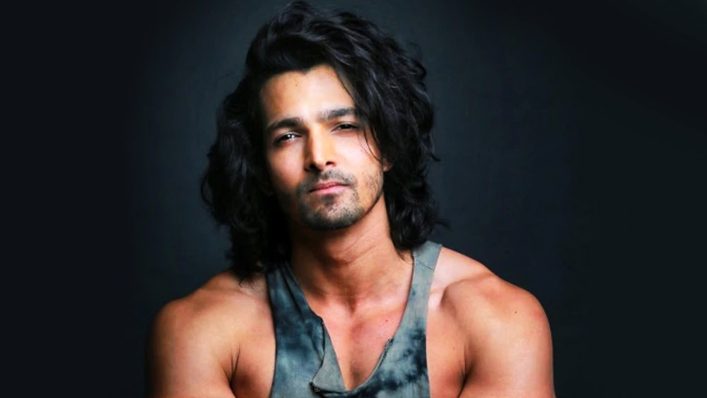 অভিনেতা জানিয়েছেন, একবার এক কাস্টিং ডিরেক্টর তাঁকে প্যান্ট খুলতে বলেন। কারণ জানতে চাওয়া হলে তাঁকে বলা হয় তিনি দেখতে চান হর্ষবর্ধনের পায়ের গঠন কীরকম? হর্ষ জানিয়েছেন, তিনি ওই পরিচালককে সুযোগের সদ্ব্যবহার করতে দেননি। 