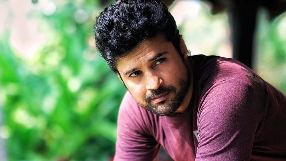 রাজীব জানিয়েছেন, বলিউডের এক প্রথম সারির পরিচালক তাঁকে তাঁর ছবিতে অভিনয়ের প্রস্তাব দেন। বেশ কয়েকবার দেখা করতে ডেকেও পাঠান। কিন্তু দ্বিতীয় সাক্ষাতের পর রাজীবের মনে হয় কোথাও একটা গন্ডগোল হচ্ছে। কারণ ওই পরিচালক রাজীবকে তাঁর ঘরে যেতে বলেছিলেন। রাজীব অবশ্য নির্দেশ পালন করেননি। নিজের প্রেমিকার কথা জানিয়ে পরোক্ষে বুঝিয়ে দিয়েছিলেন তিনি বিসমকামী। বিষয়টি বুঝতে পেরে নাকি রাজীবের কেরিয়ার শেষ করে দেওয়ার হুমকিও দিয়েছিলেন প্রথম সারির ওই বলিউড পরিচালক। 