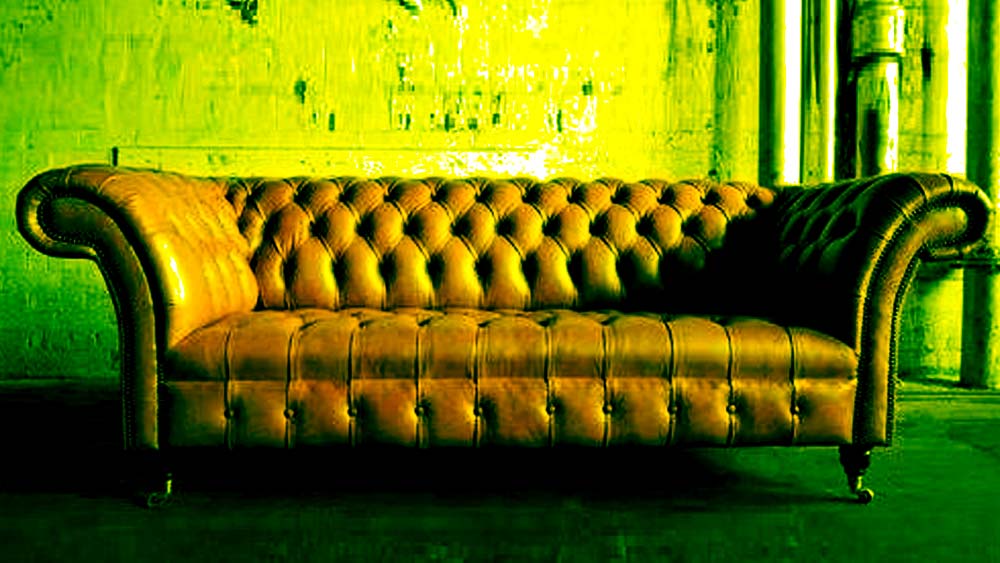 সাধারণ সোফা। সেই সোফাটি রাখা থাকত আপাত অগোছালো একটা ঘরে। ঘরটি হত কোনও নাটকের পরিচালক বা নির্মাতার (তখনও চলচ্চিত্রের রমরমা হয়নি)। আর সোফার ব্যবহার হত তাঁর কাছে অভিনয়ের সুযোগ চাইতে আসা অভিনেতা-অভিনেত্রীদের জন্য। 