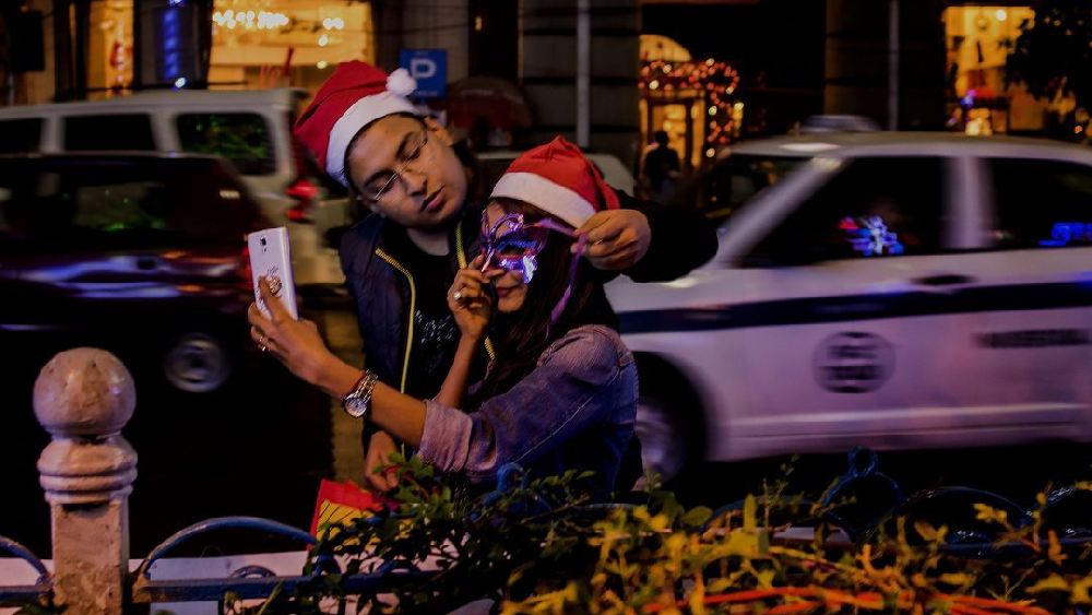 কলকাতার রাস্তায় হাঁটলেই চোখে পড়বে নানা রকম সাজ-পোশাক।