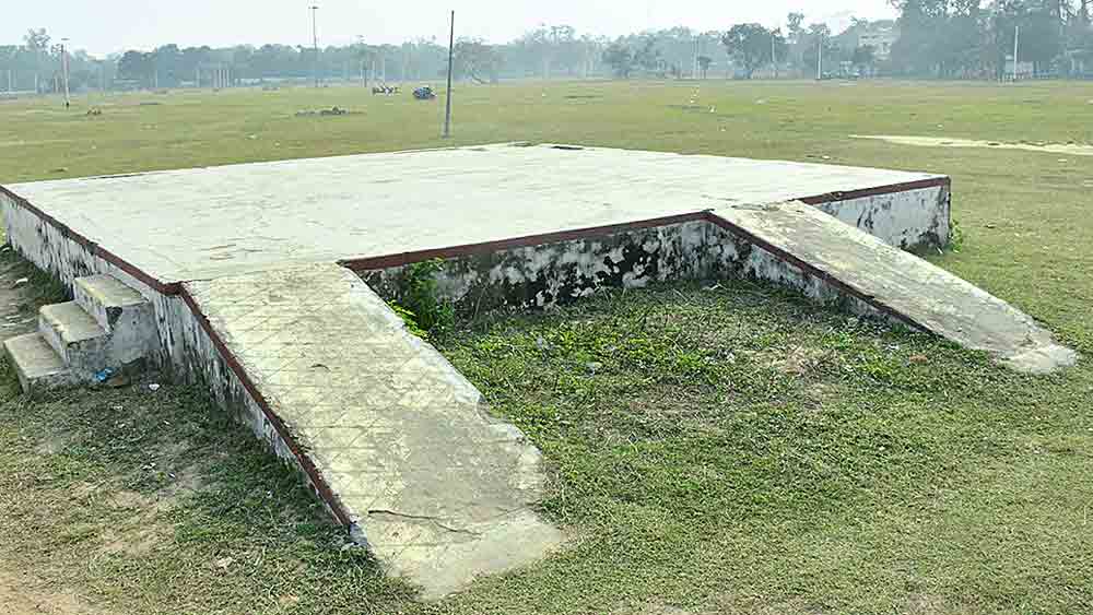 সাবেক পৌষমেলার মাঠ খাঁ খাঁ করছে। বুধবার। 