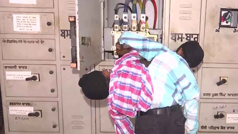 বৈদ্যুতিক যন্ত্রাংশের দেখাশুনো করবেন দুই ভাই।