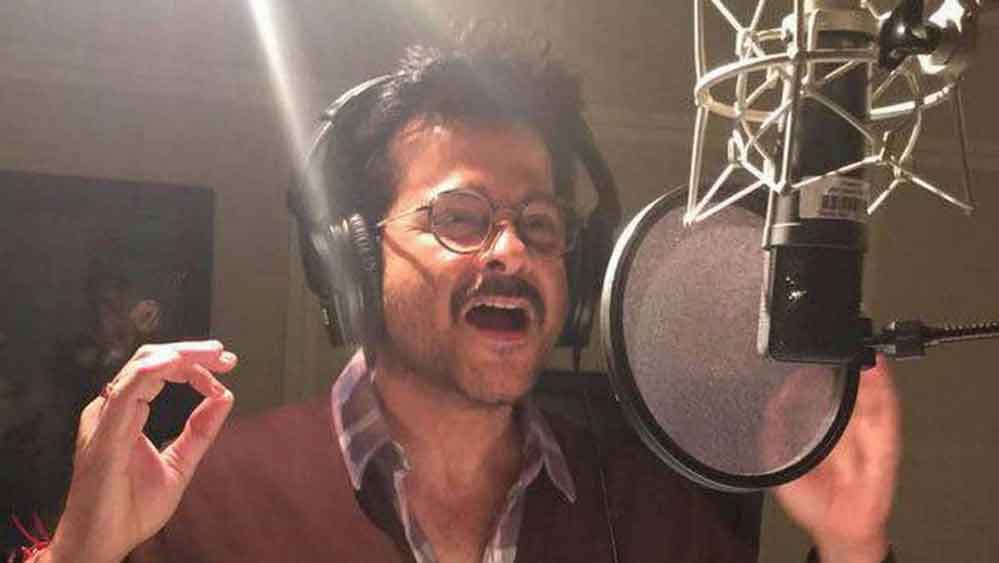 অভিনয় ছাড়াও গান গাইতে পারেন অনিল। ‘উও ৭ দিন’, ‘হামারে দিল আপকে পাস হ্যায়’ ছবিতে তাঁর গাওয়া গান যথেষ্ট জনপ্রিয় হয়েছিল।