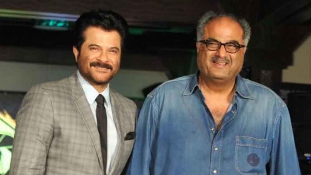 এর পরেই নায়িকার মা গুরুতর অসুস্থ হয়ে পড়েন। বিদেশে চিকিৎসার প্রয়োজন হয়ে পড়ে। শ্রী-এর মায়ের চিকিৎসার যাবতীয় ব্যয়ভার সেই সময় বহন করেছিলেন বনি। বিদেশ যাওয়ার বিমানের টিকিট কেটে দিয়েছিলেন। তাঁর সঙ্গেও গিয়েছিলেন। এত কিছু মেনে নিতে পারেননি অনিল। শেষে সেটেই এক দিন ক্ষোভে ফেটে পড়েন। হাতাহাতি শুরু হয় দুই ভাইয়ের মধ্যে। রাগের চোটে নাকি সেট ছেড়ে বেরিয়েও যান তিনি। পরিচালক শেখর কপূর শেষে অনেক বুঝিয়ে ফিরিয়ে আনেন। এই ছবিই পরে লভ্যাংশেররও পাঁচ গুণ টাকা কপূর পরিবারের হাতে তুলে দিয়েছিল।