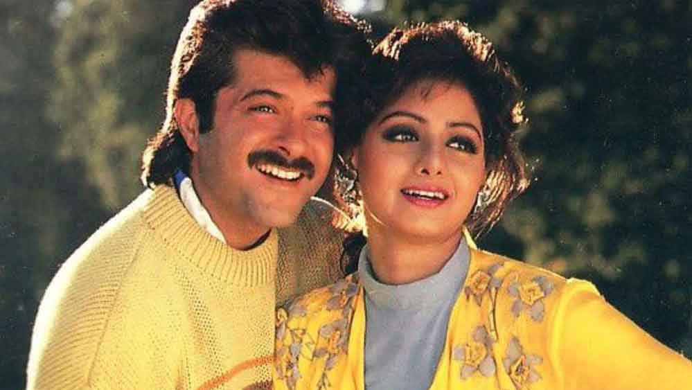 শ্রীদেবীর বহু ছবির নায়ক অনিল। তাঁর সঙ্গেও কি প্রেম ছিল? বলিউড বলছে, এক নায়িকাকে কেন্দ্র করে নাকি বনি-অনিল কপূরের মধ্যে হাতাহাতি বেঁধেছিল। নেপথ্য কারণ ‘মিস্টার ইন্ডিয়া’ ছবি। শ্রীদেবী তখন সদ্য মিঠুন চক্রবর্তীর মোহমুক্ত। কাজে মন নেই। ঠিক সেই সময় বনি কপূর তাঁকে ছবির অফার দেন। মুখের উপরে না বলতে পারেননি শ্রী। বদলে ১০ লক্ষ টাকা পারিশ্রমিক চেয়ে বসেন। সঙ্গে সঙ্গে ১১ লক্ষ টাকা দিয়ে দেন বনি। অনিলও ছবির সহ-প্রযোজক। তিনি এ সব দেখে রাগে ফুঁসতে থাকেন। 