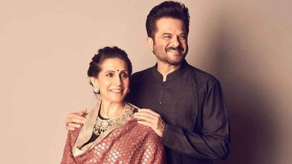 প্রেমও কি তাঁর সতেজ, সজীব থাকার অন্যতম কারণ? বলিউড বলছে, সুনীতাকে বিয়ের আগে তিনি নাকি ফিল্মি দুনিয়ার জনা ২৫ যুবতীর প্রেমে পড়েছিলেন! প্রত্যেক বার একটি করে প্রেম ভাঙত। অনিল হা-হুতাশ করতেন তাঁর বান্ধবী সুনীতার কাছে। নিজেকে নাকি ভীষণ অপদার্থও মনে করতেন। প্রথম বড় বাজেটের ছবি সই পরে নাকি সাহসে ভর করে সুনীতাকে বিয়ের প্রস্তাব দিয়েছিলেন। অনিল ভাগ্যবান, সুনীতা অন্তত তাঁকে ফিরিয়ে দেননি।