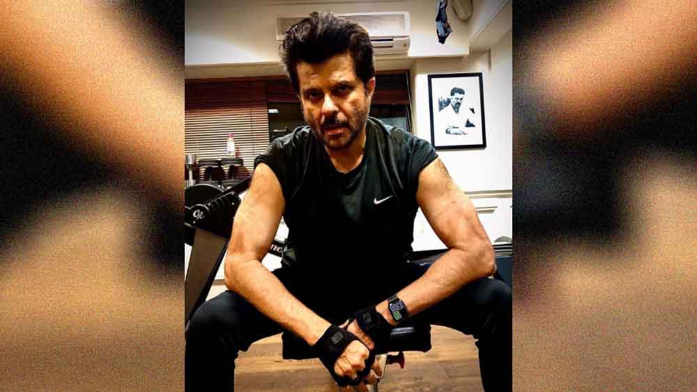 ৬৪-তেও অনিল কপূর ঝকঝকে। কী করে? তিনি কি খুবই ত্বকের যত্ন নেন? সম্প্রতি এক সাক্ষাৎকারে অভিনেতা জানিয়েছেন, তাঁর বাবার ত্বক ভীষণ উজ্জ্বল ছিল। সম্ভবত উত্তরাধিকার সূত্রে এই ত্বক পেয়েছেন তিনি। পাশাপাশি, নিয়মিত যোগ, শরীরচর্চা, ত্বকের অল্পবিস্তর যত্নআত্তি এবং পরিমিত ঘুম তাঁকে এত সতেজ রেখেছ।