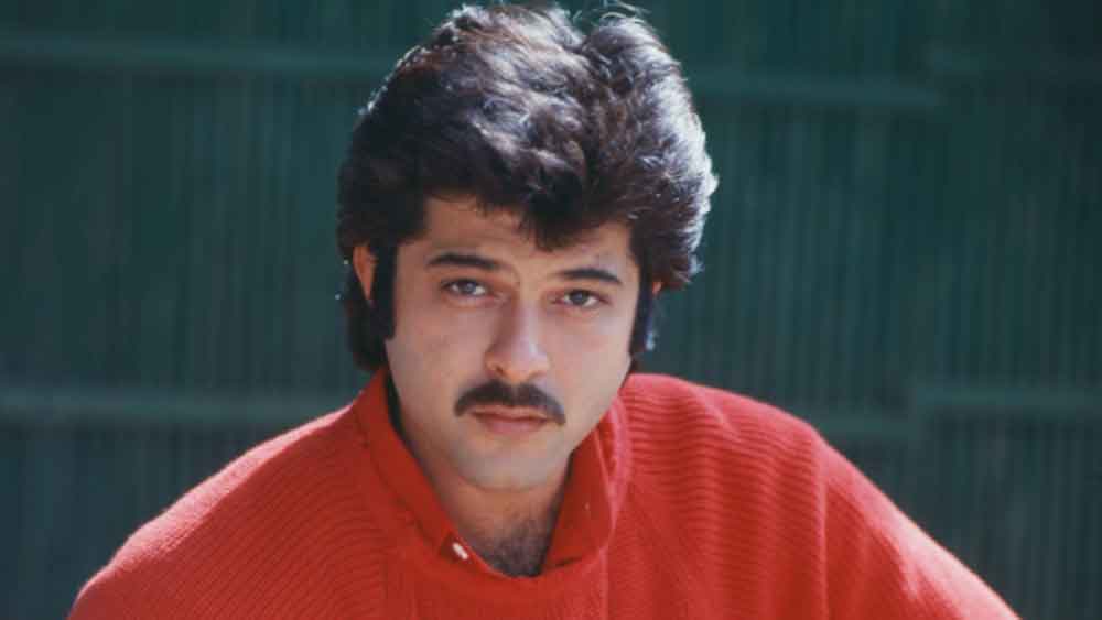 একটা সময় উঠতে বসতে তাঁর মুখে শোনা যেত ‘ঝক্কাস’ শব্দটি। তাঁর নাচের ছন্দও পরিচিত ছিল ‘ঝক্কাস’ নামে। অনিল কোনও দিন ভাবেননি, তাঁর তৈরি করা সেই বিশেষ ভঙ্গি অনুরাগীদের এত পছন্দ হবে। একটা সময় তিনি যেখানেই যেতেন, দেখতেন তাঁকে ঘিরে সবাই ওই ভঙ্গিতেই নাচছেন! তাঁর নামের সঙ্গে এই শব্দটি তকমা হিসেবে ব্যবহৃত হত।