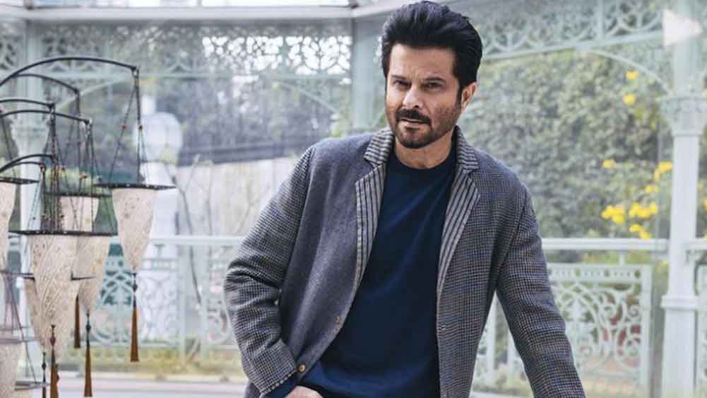 মাটির কাছাকাছি থেকে উঠেছেন অনিল কপূর। মধ্যবিত্ত পরিবারের সন্তান। বড় হয়েছেন চেম্বুরে, মুম্বইয়ের কাছাকাছি একটি ছোট্ট জায়গায়। বহু পরিশ্রমের পরে তিনি বড় পর্দার ‘মিস্টার ইন্ডিয়া’।