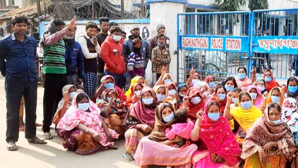 sittting demonstration in demand of arrest in Jangipur