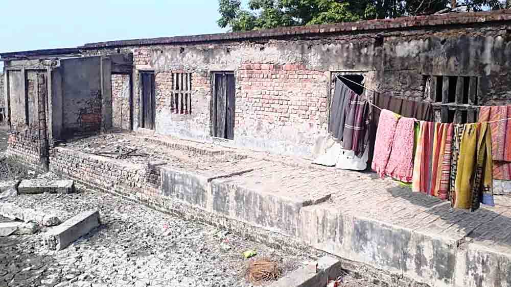 হতশ্রী: বর্তমানে এমনই দশা স্কুল ভবনের। 