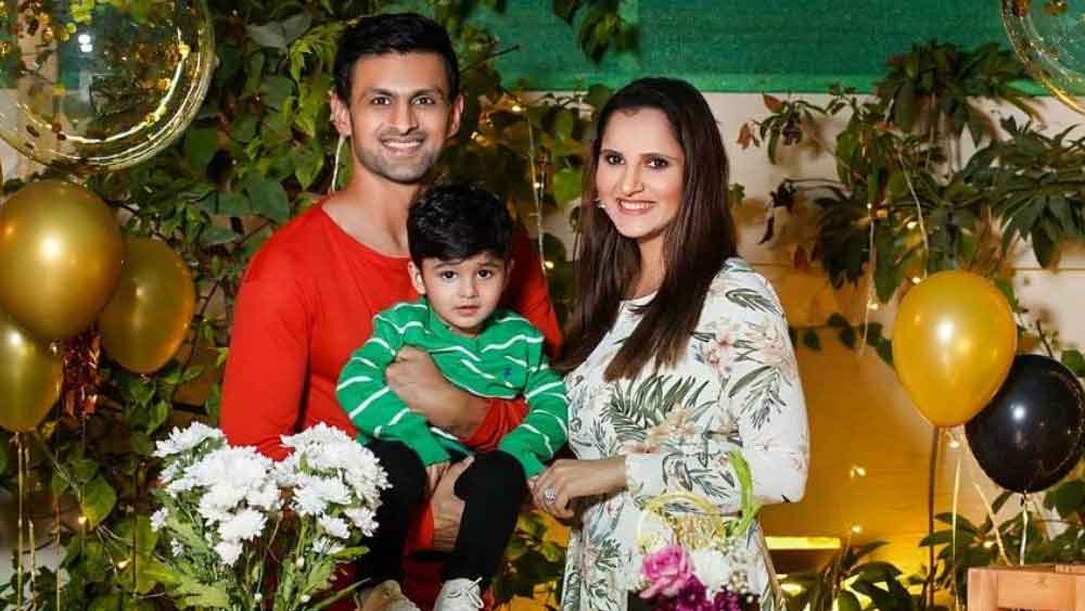 ছেলে ইজহানের সঙ্গে শোয়েব এবং সানিয়া।