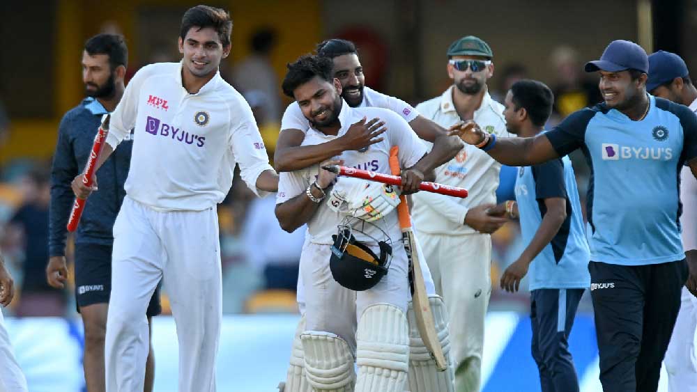 অস্ট্রেলিয়ার মাটিতে ঐতিহাসিক টেস্ট সিরিজ জিতে বছরটা শুরু করেছিল ভারতীয় ক্রিকেট দল। দক্ষিণ আফ্রিকার বিরুদ্ধে প্রথম টেস্ট জিতে তা ভাল ভাবে শেষ করার সুযোগ রয়েছে বিরাট কোহলীদের সামনে।