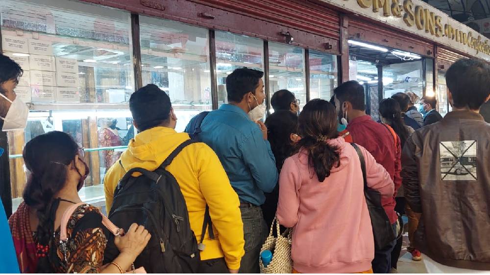 এই লাইনের সকলের ঘরেও বাইক আরোহীরা পৌঁছে দিতেন আধুনিক দোকানের অত্যাধুনিক তুলতুলে কেক। কিন্তু কলকাতা যে লাইনে দাঁড়াতে পছন্দ করে। 