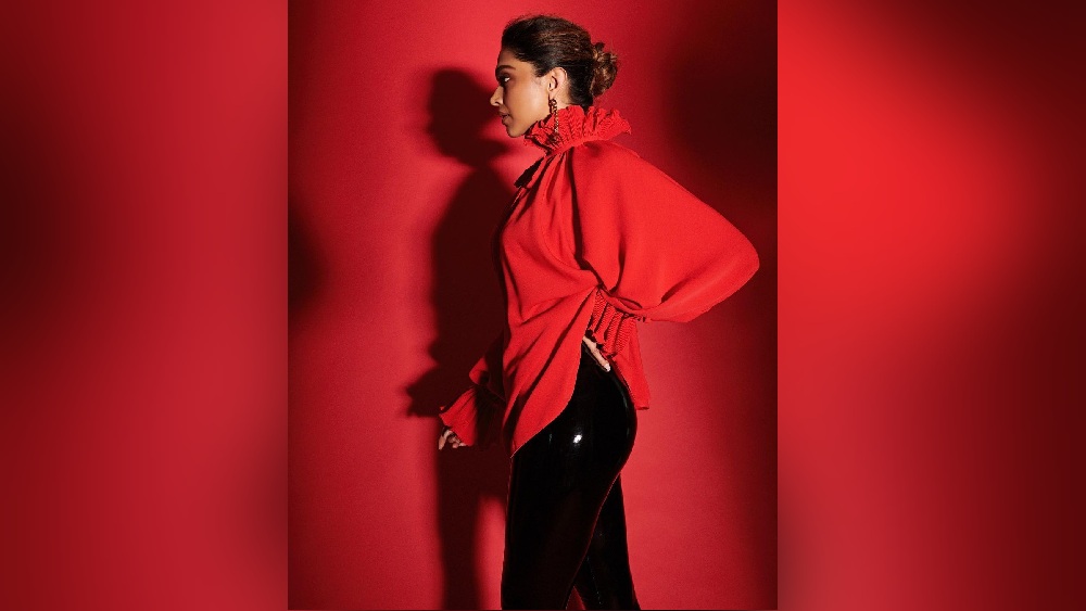 কলকাতায় শীত আসতেই পালাই-পালাাই করে। তাই যাঁরা দীপিকার মতো চামড়ার প্যান্ট শখ করে কোনও কালে কিনেছিলেন, তা এখনই আলমারিতে থেকে বার করে পরে ফেলুন। ক্রিসমাসের সেরা রং লাল। তাই লাল রঙের সোয়েটার পরতেই পারেন। যদি দীপিকার মতো একটু অন্য কাটের পুলওভার আপনারও থাকে, তা হলে নির্দ্বিধায় পরে নিন।