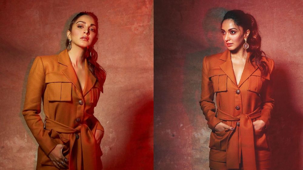 ঠান্ডা ভালই পড়েছে। তাই ট্রেঞ্চকোট পরে ফেলার এটাই সেরা সুযোগ। যদি কিয়ারা আডবাণীর মতো কোনও মেঠো-রঙা কোট থাকে, তা হলে তো কথাই নেই। বার্গান্ডি, কমলা, লাল, মেরুন, মেটে-হলুদের মতো উষ্ণ রং এই সময়ে দারুণ মানাবে। সঙ্গে গয়না কী পরবেন বুঝতে না পারলে, কিয়ারার মতো স্বল্প সাজের পথে হাঁটাই ভাল।