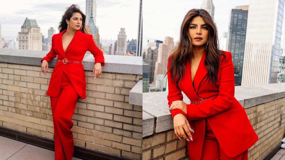 পার্টিতে ঢুকেই সকলের নজর আপনার উপর টানতে চান? প্রিয়ঙ্কা চোপড়ার মতো টমেটো-রঙা সাহসী প্যান্টসুটের কোনও বিকল্প নেই। শীত কাটানোর চিন্তাও ঘুঁচল, আবার সাজেও কোনও রকম আপস করতে হল না। ঠোঁটের রংও বেছে নিন মানানসই।