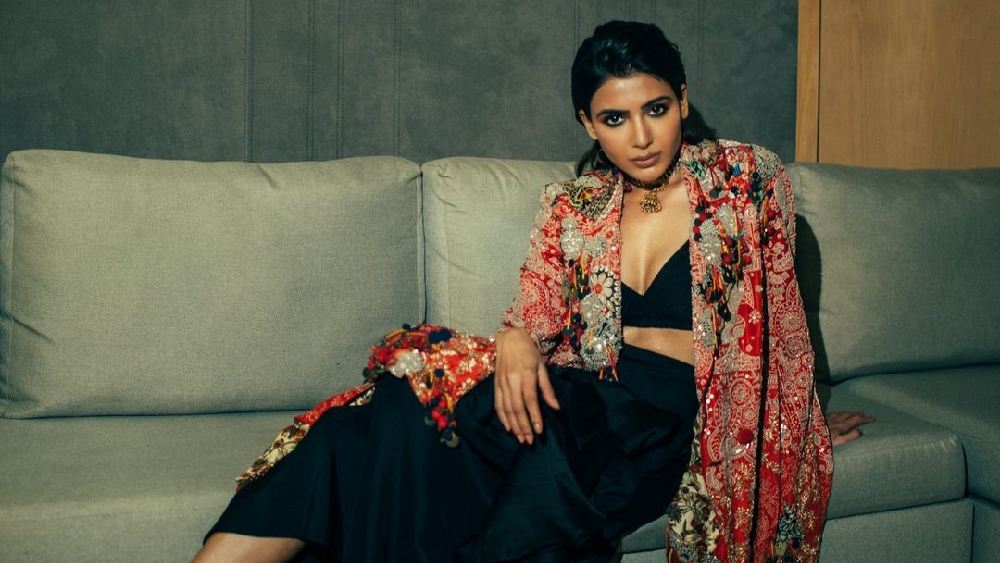 আপনার সাজ নিয়ে সকলে আলোচনা করুন, এমনটাই যদি চান তা হলে চোখ বন্ধ করে সামান্থা প্রভুর পথে হাঁটুন। পশ্চিমী এবং সাবেক সাজের মিশেল এখন যে কোনও অনুষ্ঠানে পরা চলে। সামান্থার মতো পুরোদস্তুর বোহেমিয়ান লম্বা জ্যাকেট যদি আপনার সংগ্রহে থাকে, তা হলে তার সঙ্গে কালো ক্রপ টপ আর প্যান্ট পরে ফেলুন। চুলও সামান্থার মতো পরিপাটি করে সাজাতে পারেন হেরায় স্প্রের সাহায্য। গয়না নিয়ে পরীক্ষা-নিরীক্ষা করতে ভয় পাবেন না।