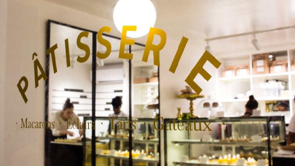 রাশেল স্ট্রিটে বেকারিতে ভিড় উপচে পড়ে খাঁটি চকোলেট একলেয়ার্স খাওয়ার জন্য।