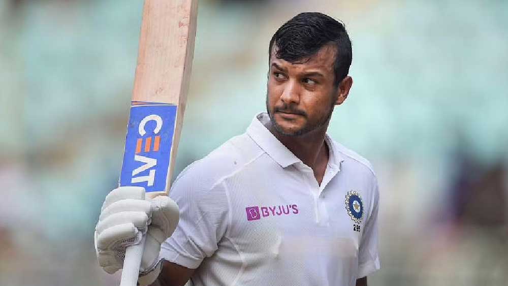 ময়াঙ্ক আগরওয়াল: দলে নেই রোহিত। রাহুলের সঙ্গে ওপেন করবেন ময়াঙ্ক। দক্ষিণ আফ্রিকার মাটিতে কঠিন পরীক্ষার মুখে পড়তে চলেছেন তিনি। রোহিতের না থাকা সোনার সুযোগ হয়ে উঠতে পারে তাঁর সামনে।