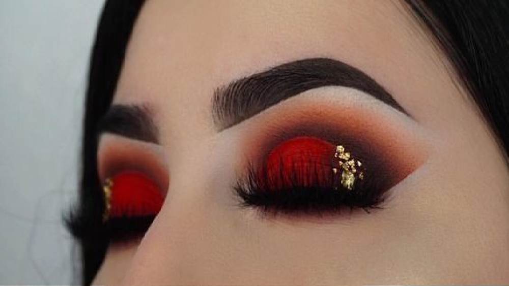 চোখকে সাজাতে  ঘন আইল্যাশ এবং গাঢ় রঙের আইশ্যাডোকে বেছে নিন সঙ্গী হিসেবে।