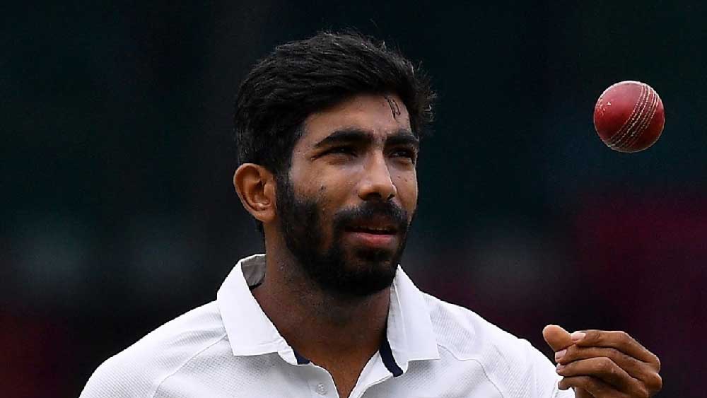 যশপ্রীত বুমরা: ভারতীয় দলের প্রধান অস্ত্র তিনি। বোলিং আক্রমণ তৈরি হতে পারে তাঁকে ঘিরে। দক্ষিণ আফ্রিকার মাঠে ভারতীয় দলের বড় ভরসা এই পেসার।