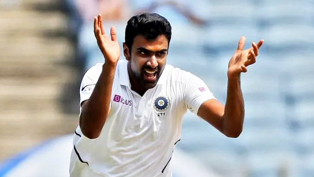 এই মুহূর্তে অশ্বিনের ঝুলিতে ৪২৭টি উইকেট। কপিলের সংগ্রহ ৪৩৪টি উইকেট। দক্ষিণ আফ্রিকা সিরিজে আটটি উইকেট নিতে পারলেই টপকে যাবেন ভারতের বিশ্বকাপজয়ী অধিনায়ককে।