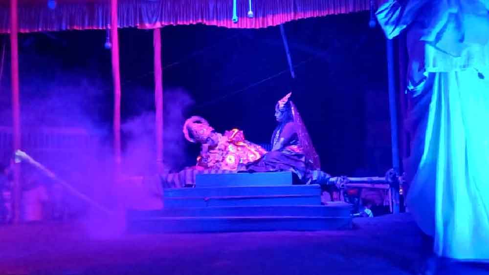 একটি যাত্রাপালায় বিষ্ণুর ভুমিকায় অভিনয় করেছিলেন স্বপন দেবনাথ।