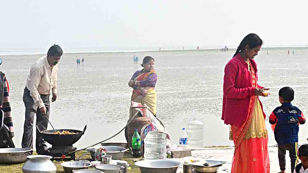 তমলুক শহরে রূপনারায়ণের তীরে পিকনিক। 