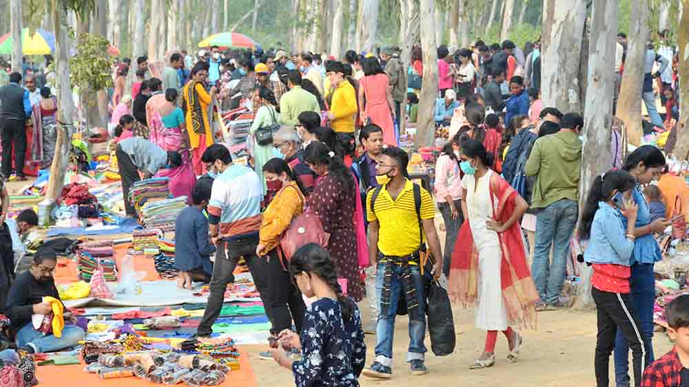 শান্তিনিকেতনে খোয়াইয়ের হাটে ভিড় পর্যটকদের। শনিবার বিকেলে।