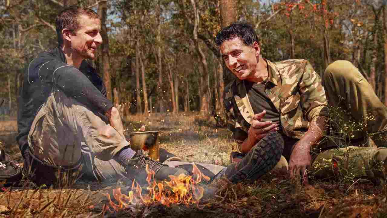 তবে কফি-চর্চা শুরু আগে অক্ষয় কুমারের কথা মনে করিয়ে দেওয়া ভাল। সম্প্রতি বলিউডের ‘খিলাড়ি’ বলেছেন, “ফিটনেস বজায় রাখতে নিয়মিত গোমূত্র পান করি।” তবে শুধু গোমূত্রই নয়, অক্ষয় নাকি হাতির মল মেশানো চা-ও পান করেছেন।