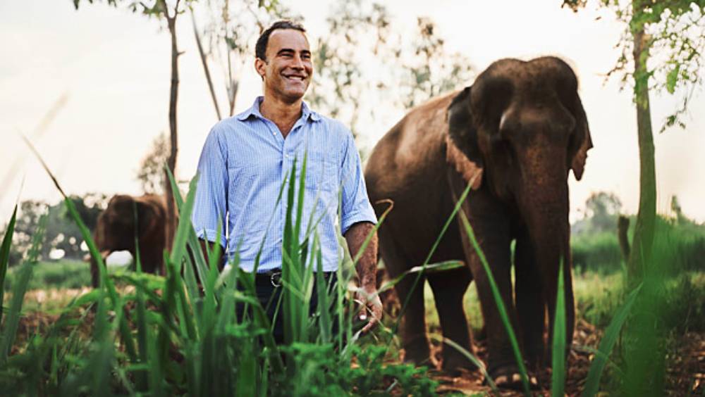 সাল ২০০২। ব্লেক ডানকিন তখন জাপানের এক সংস্থায় মোটা বেতনের চাকরি করছেন। সে সময়ই ব্লেকের কানে এসেছিল, তাইল্যান্ডের কোপি লুয়াক কফির জন্য কফিপ্রেমীরা ৫০ ডলার (ভারতীয় মুদ্রায় যা সাড়ে ৩ হাজারেরও বেশি) পর্যন্ত খরচ করছেন। কেন এত দাম সে কফির? গন্ধগোকুলের মল থেকে নাকি সে কফি বিনস তৈরি করা হয়। সঙ্গে সঙ্গে ব্লেকের মাথায় ব্যবসার আইডিয়া খেলে গিয়েছিল।