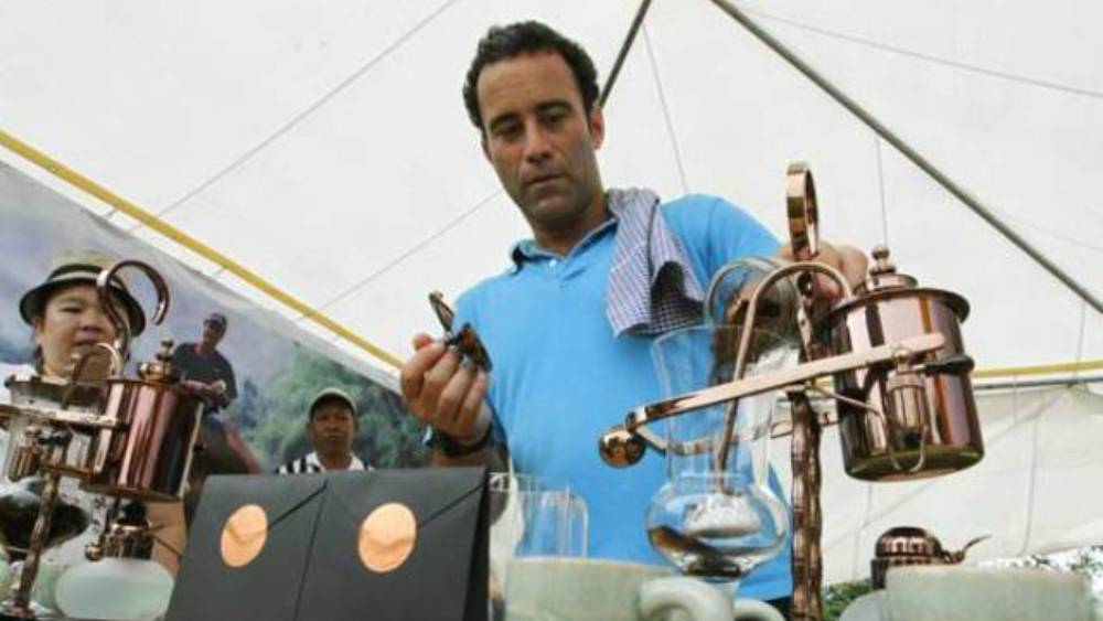 চাকরি ছেড়ে ব্ল্যাক আইভরি কফি নামে সংস্থা খুলে ফেলেন ব্লেক। কফির বিন তৈরি করা হত হাতির মল থেকে। যদিও গোড়ায় গন্ধগোকুলের মলও ব্যবহারের কথা ভেবেছিলেন তিনি। তবে সে সময় কোপি লুয়াক কফির জন্য গন্ধগোকুলকে জোর করে খাওয়ানোর অভিযোগ ওঠে ওই সংস্থার বিরুদ্ধে। ফলে বিকল্প হিসাবে হাতির মল ব্যবহারের সিদ্ধান্ত নেন ব্লেক।