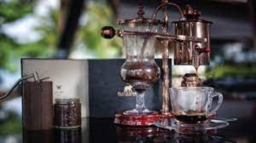 এ বার হাতির মল সংগ্রহ করে তা পরিষ্কার করে রোদে শুকোতে দেওয়া হয়। খানিকটা এ দেশে ঘুঁটে দেওয়ার মতো। রোদে শুকোনোর পর প্রথমে তার উপরি ভাগ ফেলে দেওয়া হয়। এর পর তা সংগ্রহ করে যন্ত্রের মাধ্যমে আলাদা করা হয়। পরে সেগুলিকে যন্ত্রের মধ্যে শুকনো করে ভাজা হয়।