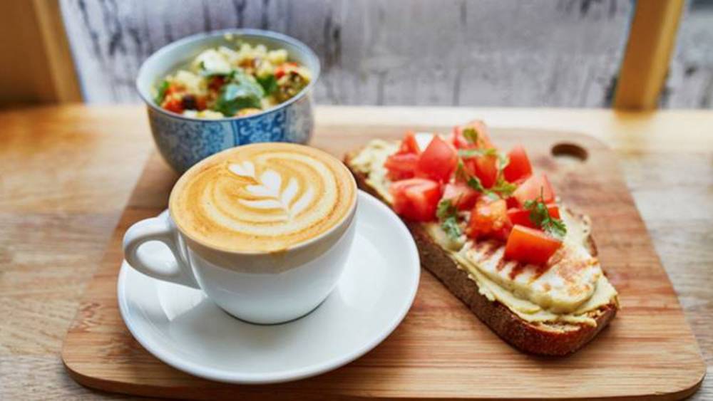 কফি তৈরির কেঠো প্রস্তুতি তো হল। তবে গরমাগরম কফির কাপটি ঠোঁটস্থ করতে কত খরচ হবে? কয়েকটি পাঁচতারা হোটেলে পাওয়া গেলেও এর দাম সেই সব হোটেল কর্তৃপক্ষের নিয়ামানুযায়ী হবে। তবে নিজের বাড়িতে আয়েসে বসে এই কফি খেতে গেলে এক প্যাকেট  ব্ল্যাক আইভরি কফির দাম পড়বে ভারতীয় মুদ্রায় প্রায় সাড়ে ৭ হাজার টাকা। অর্থাৎ এর এক কেজির দাম ২৬ হাজার টাকার কাছাকাছি। খাবেন নাকি এক কাপ কফি?