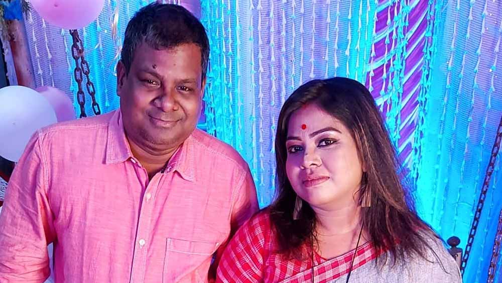 ঘরে ঝুলছে স্বামীর দেহ, স্ত্রী পড়ে মাটিতে, আঁকার ক্লাসে ছিল ২ মেয়ে, হাওড়ায় রহস্য