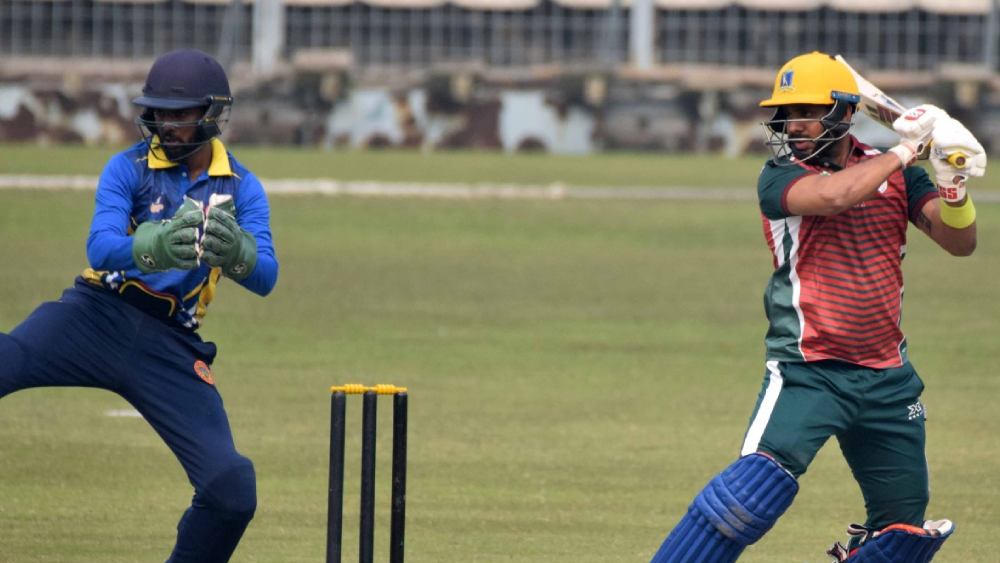 ব্যাটার মনোজ।