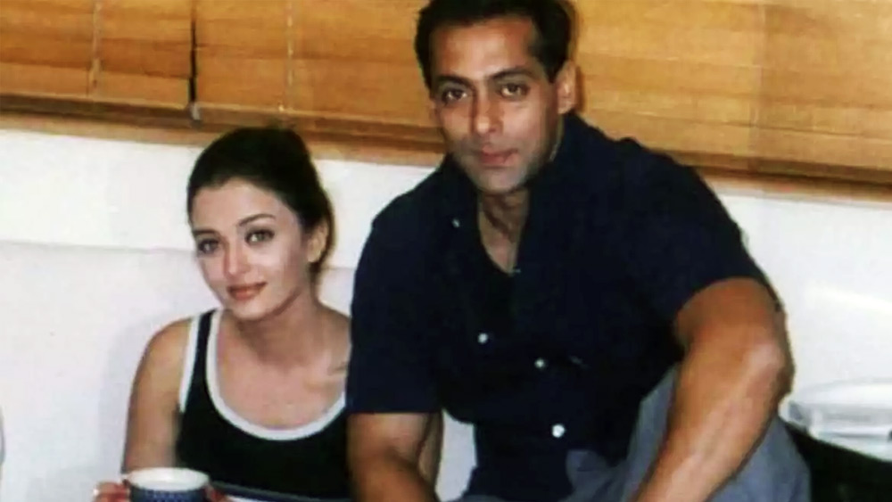 শুরুতে সারাক্ষণ আগলানো। পরে সেটাই সন্দেহ হয়ে দেখা দিয়েছিল তাঁর মধ্যে। যা ঐশ্বর্য মেনে নিতে পারেননি। সলমনের হাত থেকে নিস্তার পেতে সাময়িক বিবেক ওবেরয়ের মোহেও মজেছিলেন। বলিউড জুড়ে তাঁদের বিয়ের গুঞ্জন! পাগলপারা সলমন। বিবেককে খুনের হুমকি, ঐশ্বর্যকে মারধর- কী করেননি! বলিউড সাক্ষী, সলমন কিন্তু কোনও নায়িকার জন্য এত আকুল ছিলেন না। তবু আটকাতে পারেননি রাই সুন্দরীকে। ১৪ বছর হল তিনি বচ্চন-বধূ।