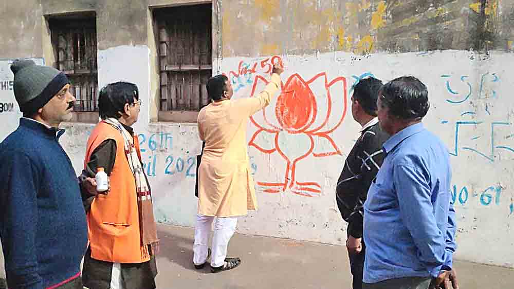 শুরু দেওয়াল লিখন। কুলটির নিয়ামতপুরে। 