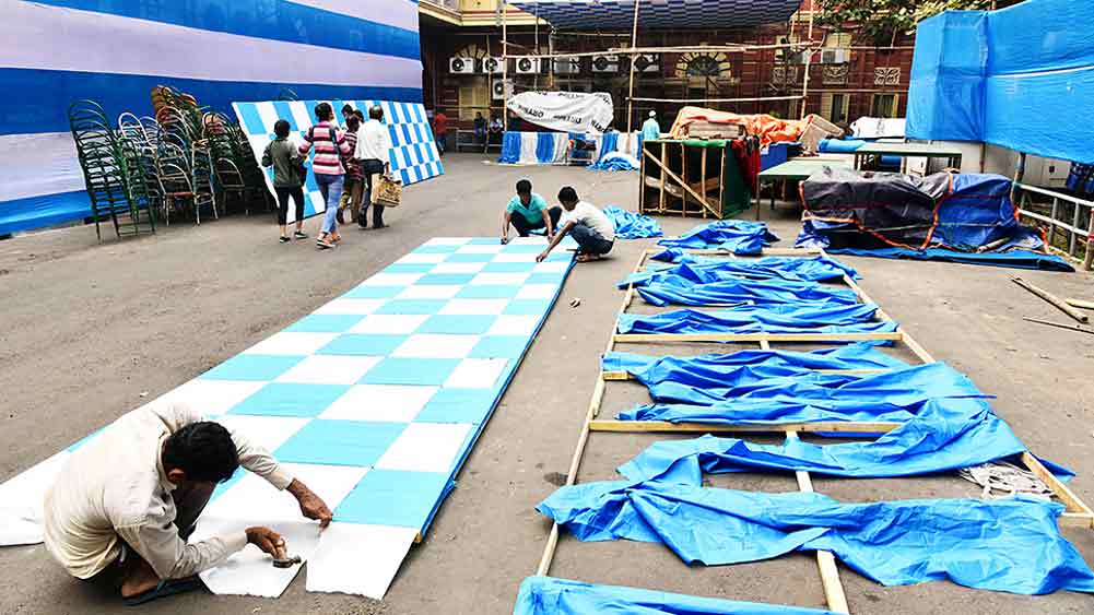 চলছে মঞ্চ তৈরির কাজ