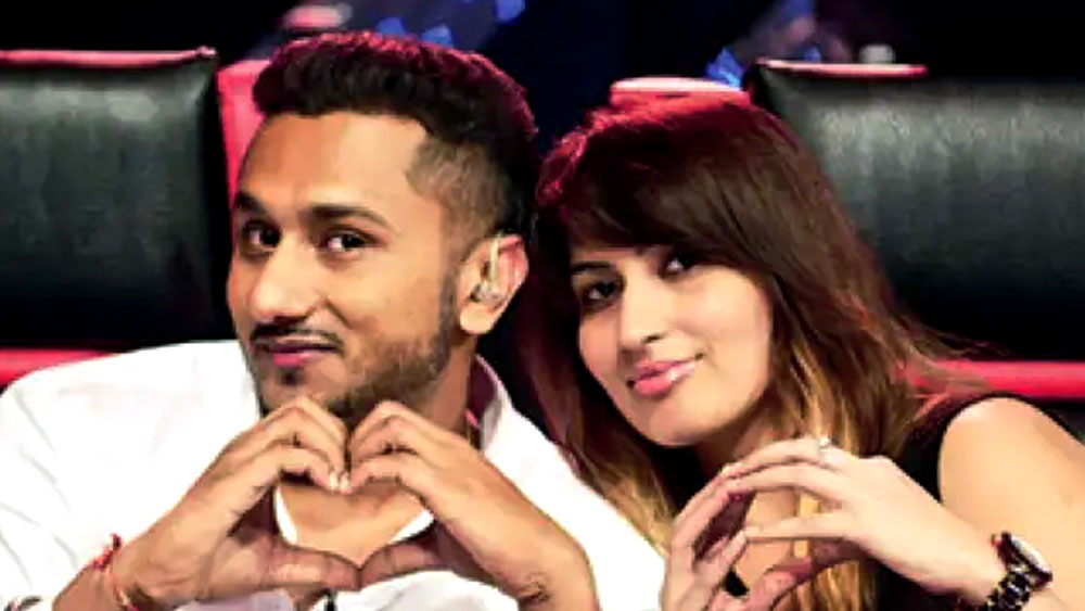 র‍্যাপ গায়ক ইয়ো ইয়ো হানি সিংহের স্ত্রী শালিনী তলোয়ার তাঁর বিরুদ্ধে গার্হস্থ্য হিংসা, যৌন হেনস্থা এবং সম্পত্তি গ্রাসের মামলা দায়ের করেন গত অগস্ট মাসে। শালিনী দাবি করেছেন, হানি সিংহের সঙ্গেই তাঁর মা বাবা এবং বোন তাঁর উপর শারীরিক এবং মানসিক অত্যাচার করতেন। যদিও হানির দাবি, সমস্ত অভিযোগ মিথ্যা।