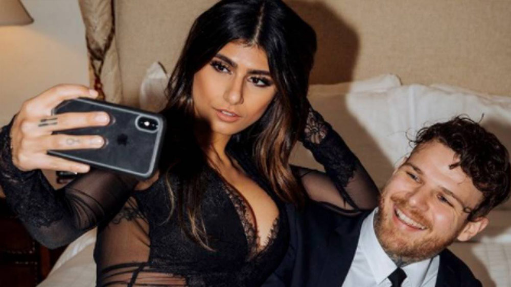 গত ২২ জুলাই রবার্ট স্যান্ডবার্গের সঙ্গে বিবাহ বিচ্ছেদের ঘোষণা করেছিলেন প্রাক্তন পর্ন তারকা মিয়া খলিফা। কয়েক বছর সহবাস করার পর ২০১৯ সালে বাগদান হয় মিয়া ও রবার্টের। ২০২০ সালের জুন মাসে বিয়ে করেন তাঁরা। কিন্তু অতিমারির কারণে বড় অনুষ্ঠান করা হয়নি। পরে সাড়ম্বরে উদ্‌যাপনের পরিকল্পনা থাকলেও ইচ্ছেপূরণ হয়নি তাঁদের।