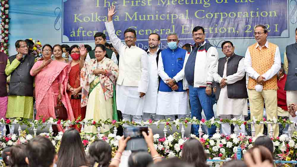 সপার্ষদ: কলকাতা পুরসভার মেয়র পদে শপথ গ্রহণ করার পরে মেয়র পারিষদদের সঙ্গে ফিরহাদ হাকিম। মঙ্গলবার, পুরভবনে। 