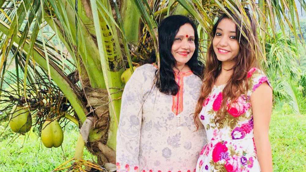 উত্তরপ্রদেশের ঝাঁসির কন্যা। জন্ম ১৯৮৯ সালের ২২ নভেম্বর। ২২ বছর বয়সে মেয়েটি ৩২ লক্ষ ডলার আয় করে ফেলল। তা-ও আবার বাড়িতে বসে ব্যবসা করেই!